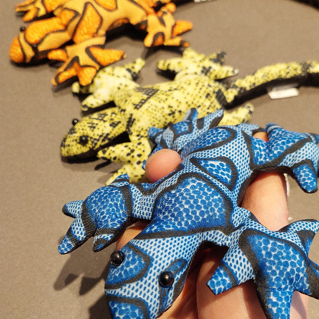 sensorische zanddieren gekko, gewichtsdier, drie kleuren, blauw, groen en oranje op hand