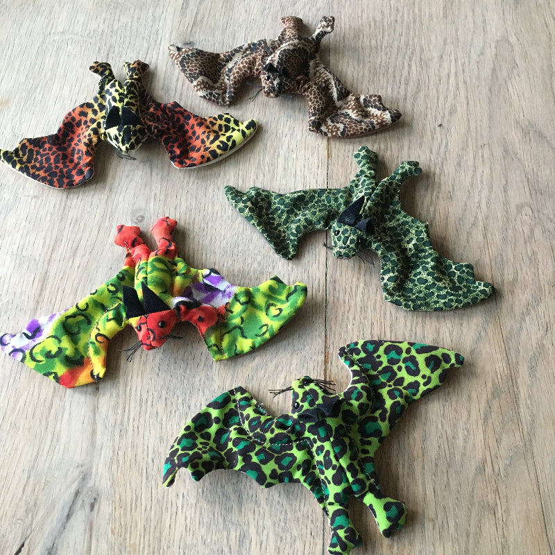 Toys42Hands Zanddier mini vleermuis, verschillende kleuren op houten tafel, sensoriek materiaal