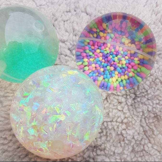 drie soorten Reuze waterbal kogeltjes, sliertjes en glitter, stuiterbal, zware bal, sensorische bal, motoriekspeelgoed