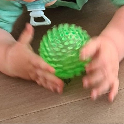 baby speelt met licht massagebal