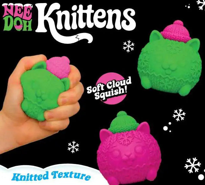 Hand kneedt in de zachte vulling van de NeeDoh Knittens kitten, roze en groene variant op zwarte achtergrond