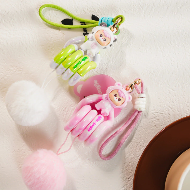 Sfeerfoto met roze en groene DiuDiu Baby Bear Tangle Keychain figuren uit de Tangle x HiddenWooo Blind Box collectie.