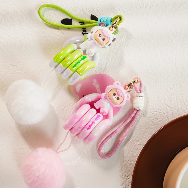 Sfeerfoto met roze en groene DiuDiu Baby Bear Tangle Keychain figuren uit de Tangle x HiddenWooo Blind Box collectie.