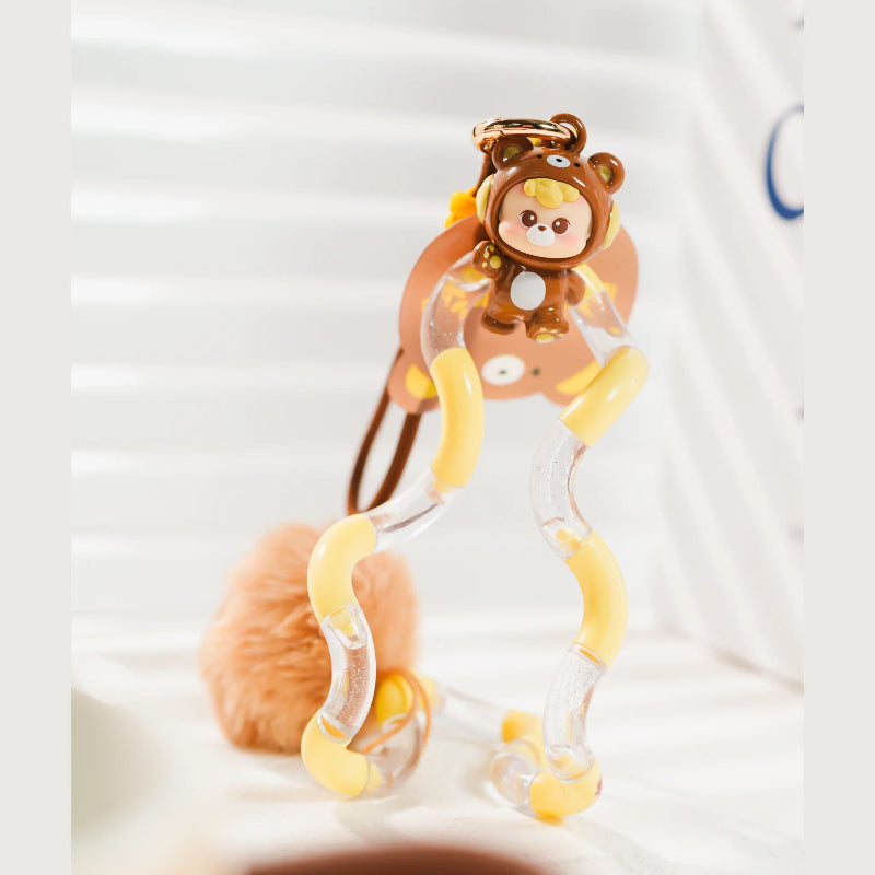 Close-up van de bruine DiuDiu Baby Bear met mini Tangle sleutelhanger uit de Tangle collectible collectie.