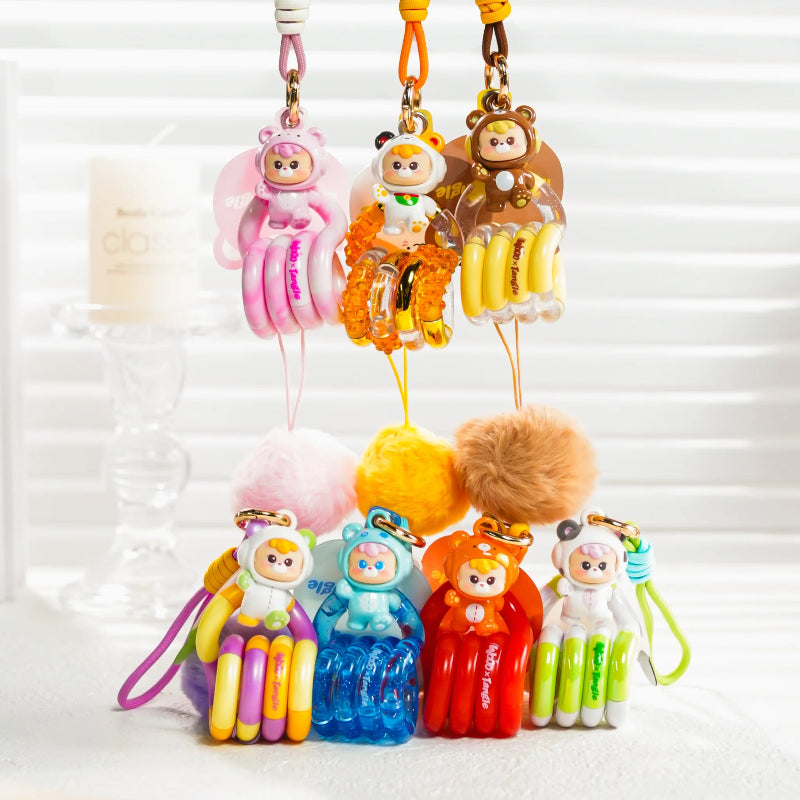 Overzicht van 7 schattige DiuDiu Baby Bear Tangle Keychain figuren uit de Tangle x HiddenWooo Blind Box collectie met verschillende kleuren.