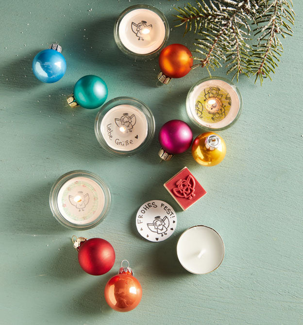 kersttak, kerstballen metn kerst plaatjes met kaarsen gestempeld met de houten stempels uit de adventskalender 