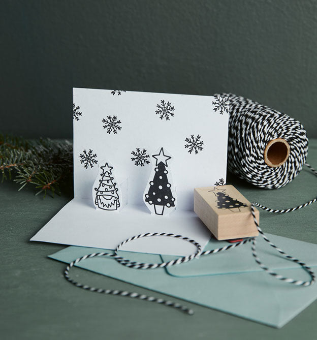 kerstkaard stempelen met de kerstboom stempel uit de adventskalender met elke dag een stempel, 