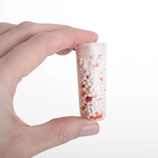 hand met tube oorbeez, waterbeads, snowparels van trendhaus
