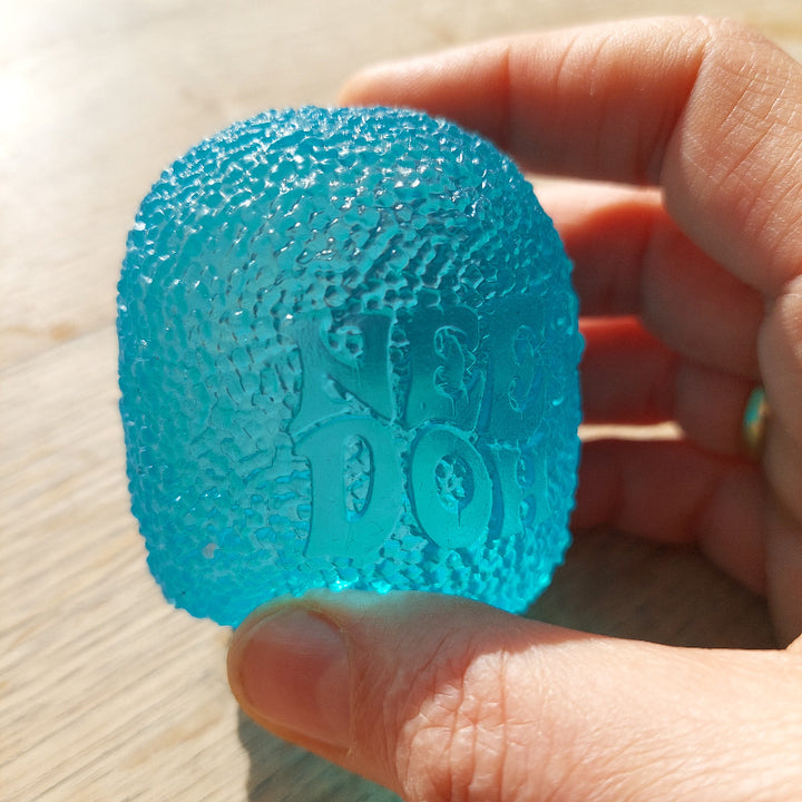 logo van nee doh op de fidget gum drop, new needoh