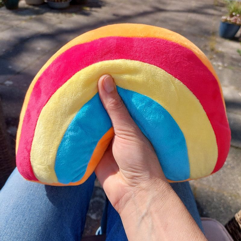 regenbogen met gewicht, sensoriek materiaal, verzwaarde knuffel, deurstopper