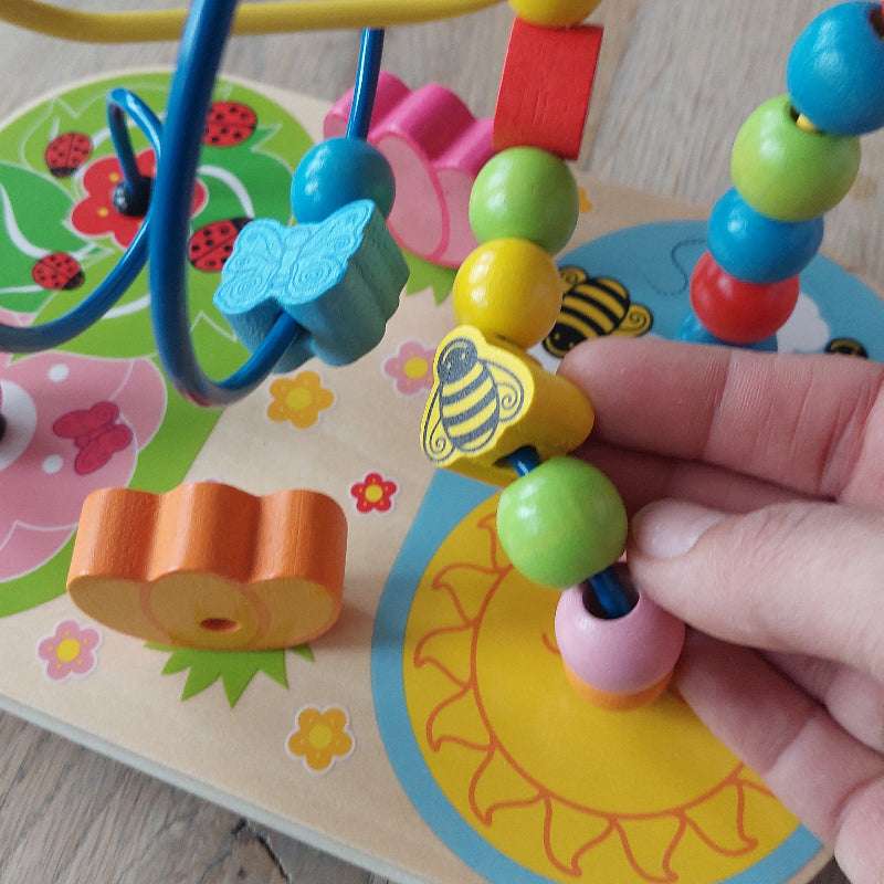 kralenlabyrinth, labyrinth zomer met bijtje en bloemen, motoriekspel