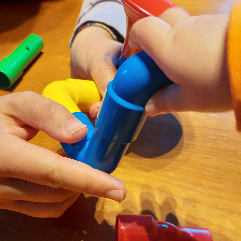 saxofluit, saxofoon speelgoed van quercetti mit handen, motoriekspeelgoed