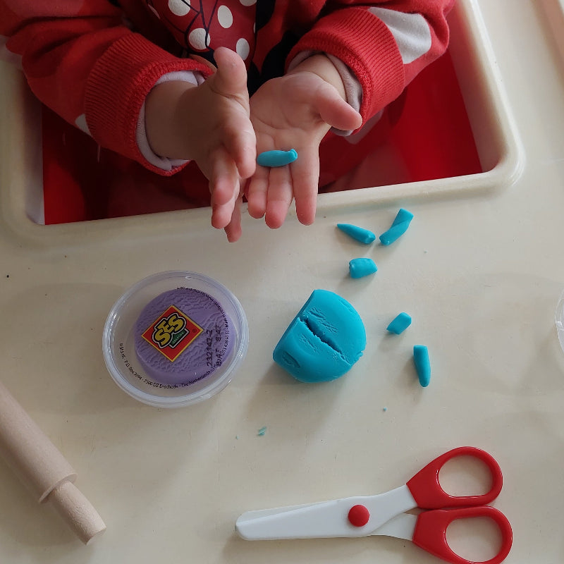 babyhandjes die met het kleiset van ses spelen, zachte klei, eerder klei, duurzame klei, made in NL
