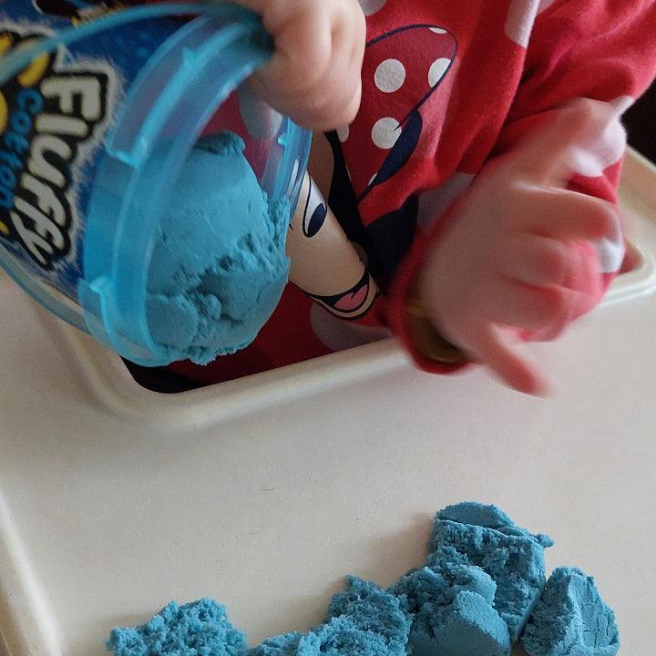 fluffy klei, babyhand, sensoriek materiaal
