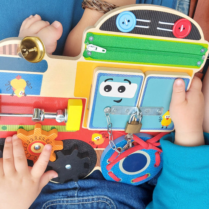 sluitingen bord met kinderhanden, lokomotief van hout