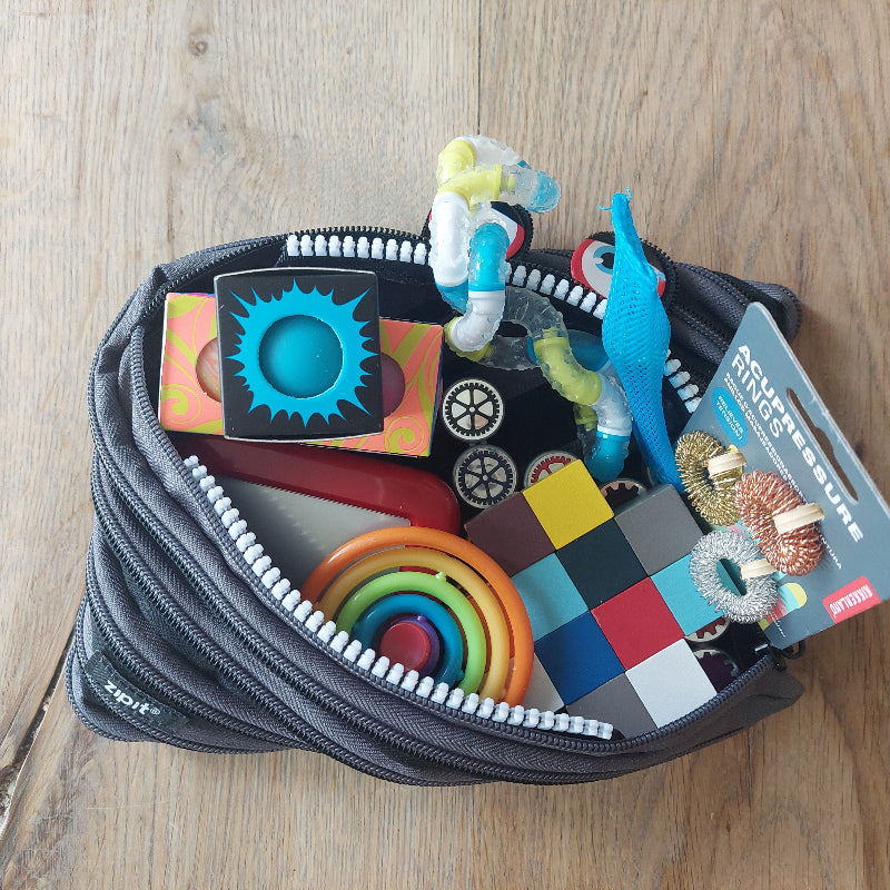 monster rits etui, gevuld met pocketpuzzel, tangle, acupressurringen, needoh antistressballen en nog veel meer. Speelgoed cadeau