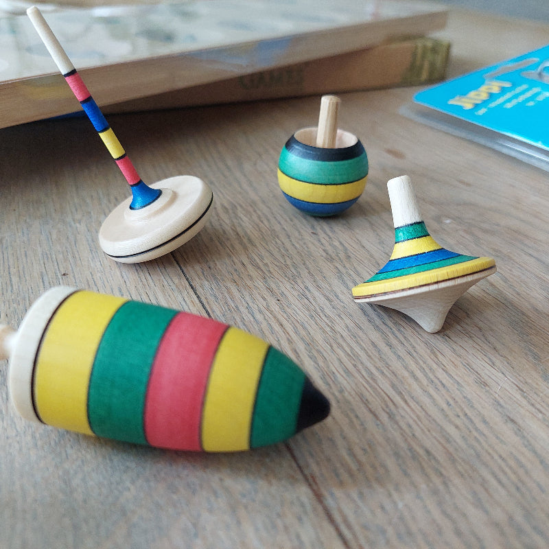 4 verschillende tollen uit het vinger motoriek set bovenbouw van toys42hands, fijne motoriek