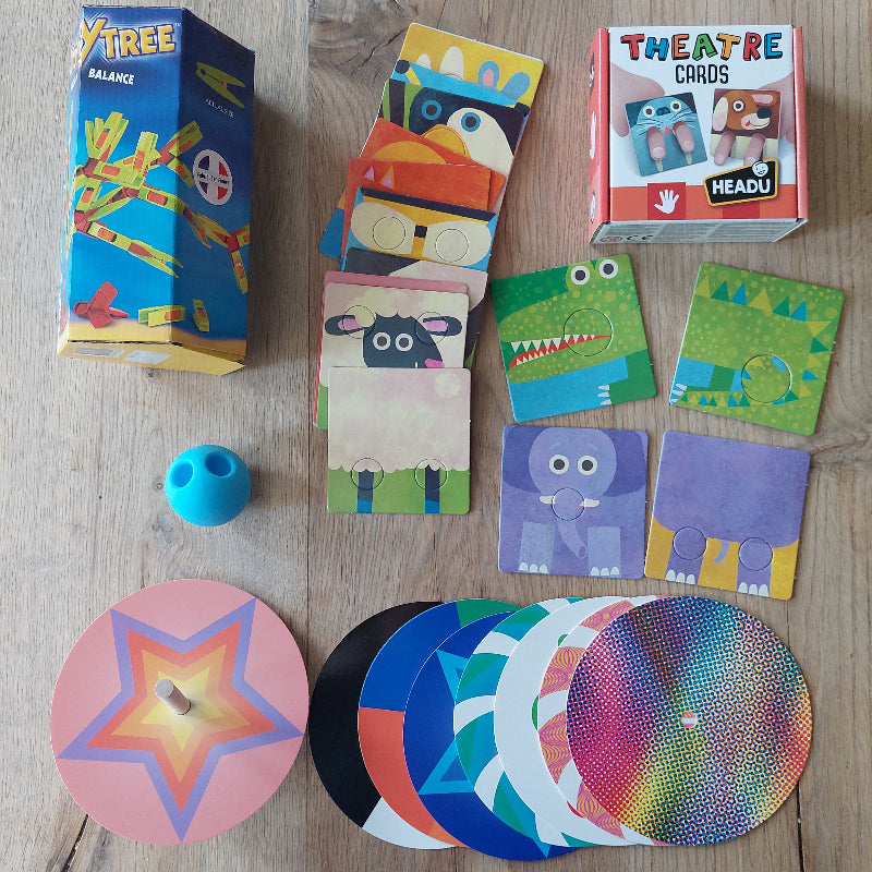 vingermotoriek set voor de onderbouw, fijne motoriek speelmateriaal van Toys42hands, wasknijperspel, theatre cards, mox bal, tol