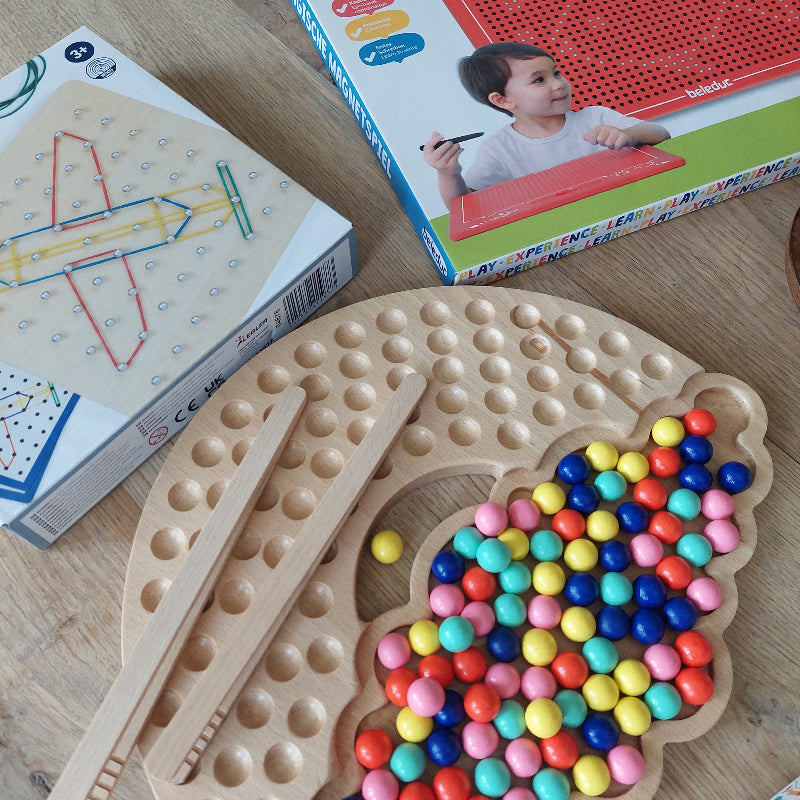 fijne motoriek set voor basisschool, onderbouw: magpad, pincetspel regenboog en geoboard, noppenbord, van Toys2hands, school materiaal