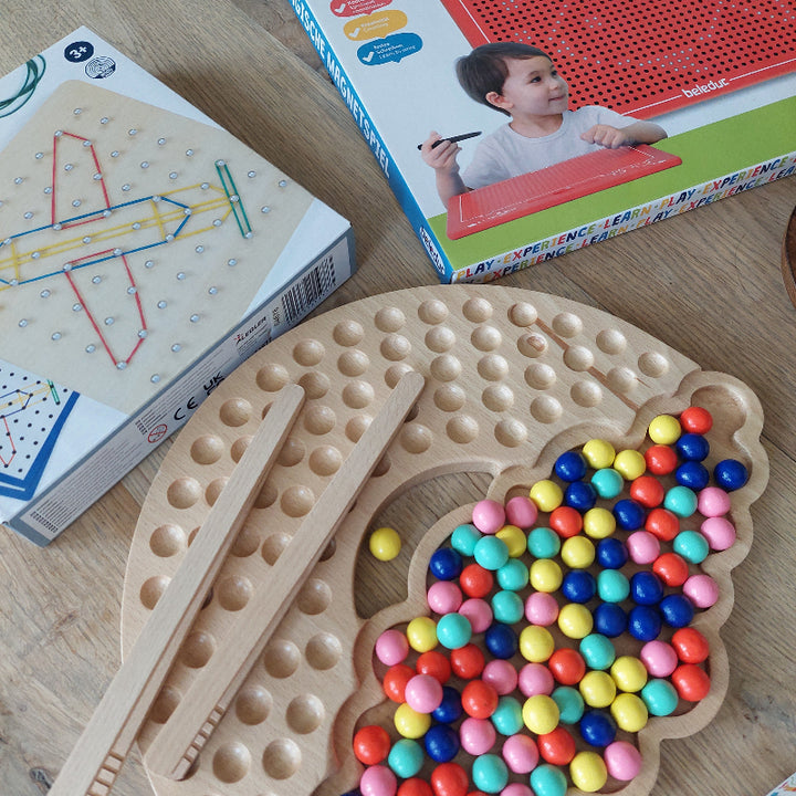 fijne motoriek set voor basisschool, onderbouw: magpad, pincetspel regenboog en geoboard, noppenbord, van Toys2hands, school materiaal