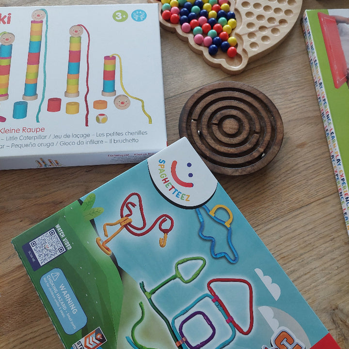 fijne motoriek set voor de onderbouw met rijgrups, spaghetteez, labyrinth van Toys42hands, basisschool materiaal