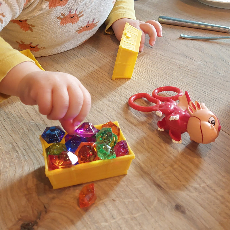 peuter speelt met diamanten van het spel ruby's