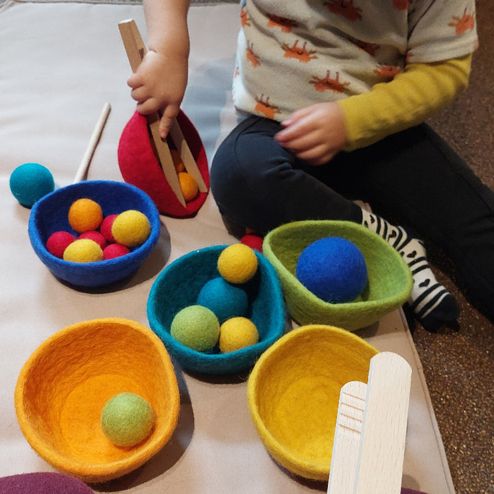 vilt speelset met ballen, kommen en tang, motoriekspeelgoed, montessorie speelgoed
