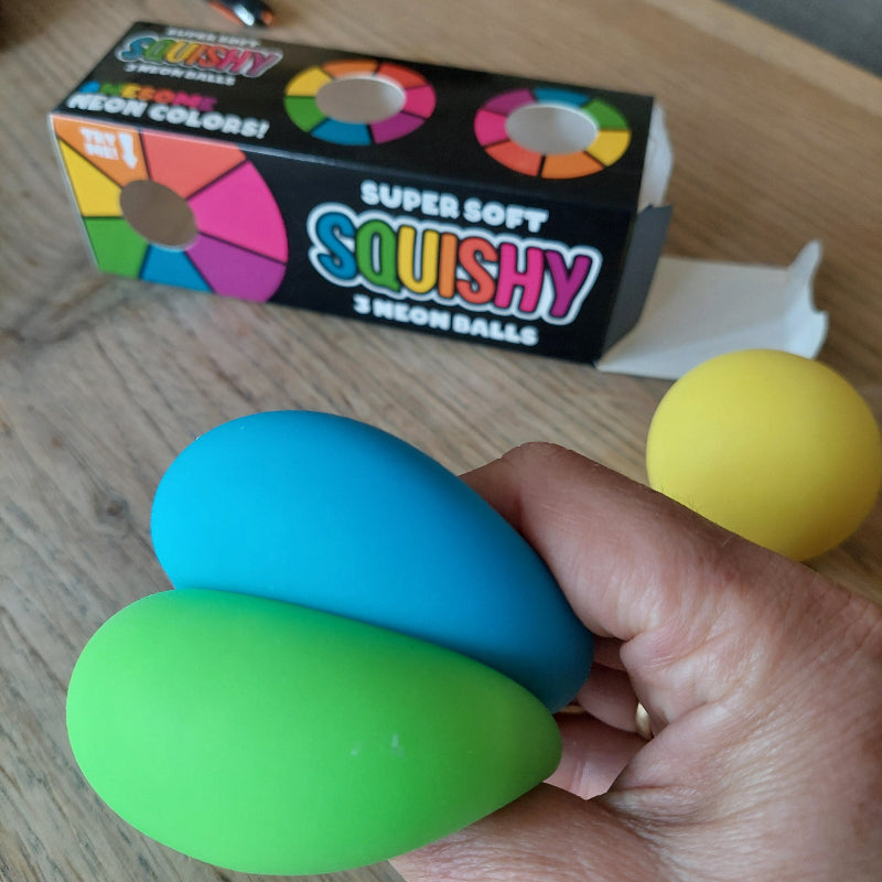hand met squishy ballen, 3 sensoriek antistress ballen