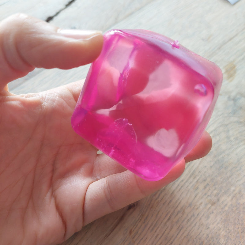 antistress kubus kneedball, slow rise roze in hand