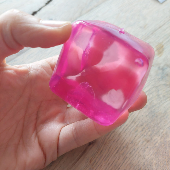 antistress kubus kneedball, slow rise roze in hand