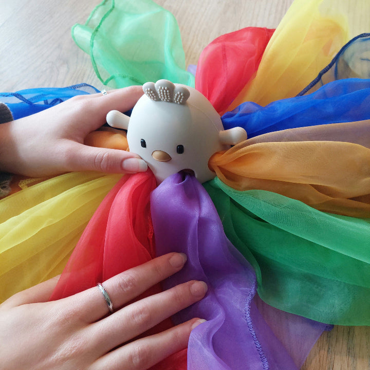 gooidoekjes, dansdoekjes, jongleerdoekje als babyspeelgoed in siliconen kuiken, motoriekspeelgoed
