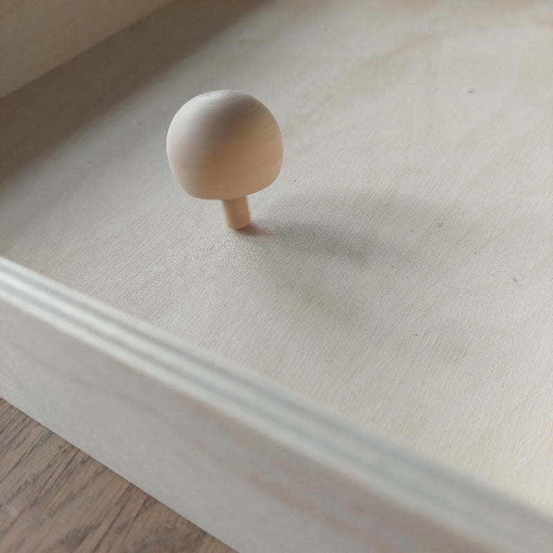 op de steel tollende omkeertol van onbehandelt hout, houten tol, fijne motoriek tol