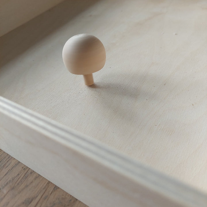 op de steel tollende omkeertol van onbehandelt hout, houten tol, fijne motoriek tol