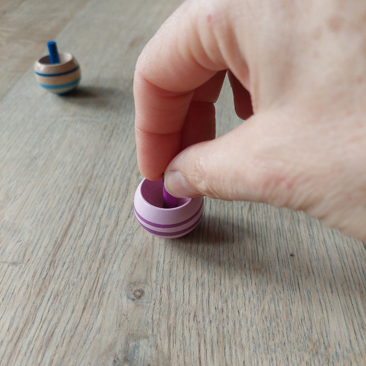 omkeer tol met hand, fijne motoriek speelgoed, omkeer tol met strepen