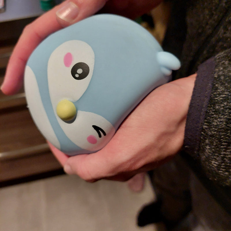 kawaii pinguin groot, 13cm in hand van kind, fidget toys, sensoriek materiaal