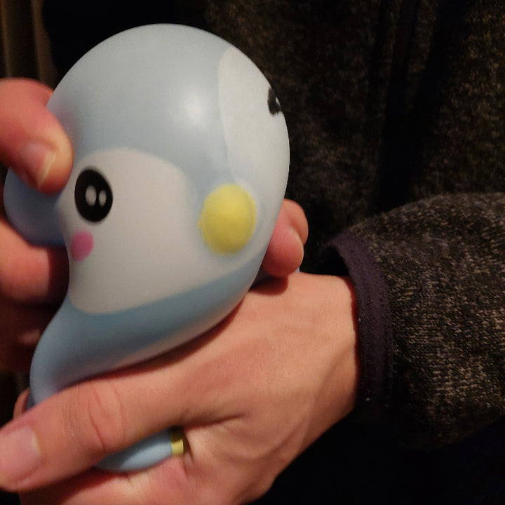 kneedbal, squishy, fidget, kawaii pinguin in hand, sensoriek materiaal