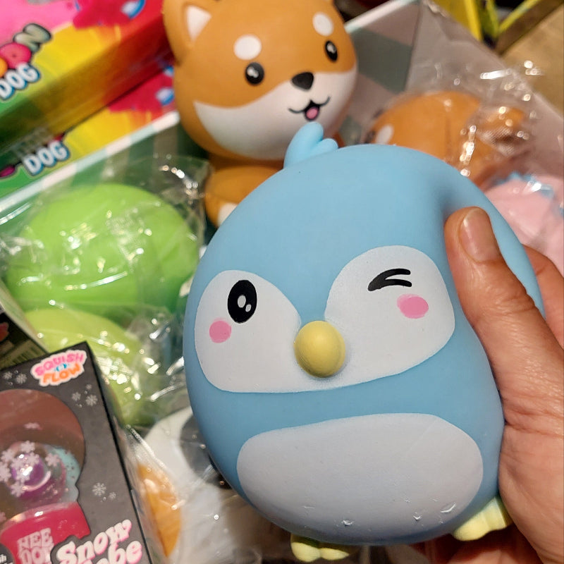 kawaii squishy pinguin in hand voor display met andere figuren, 13cm groot en zacht