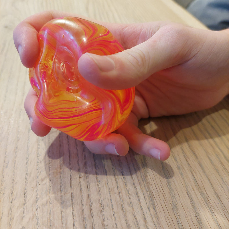 needoh nice cube swirl effect  gedrukt in hand, slow rise komt terug in kubus vorm