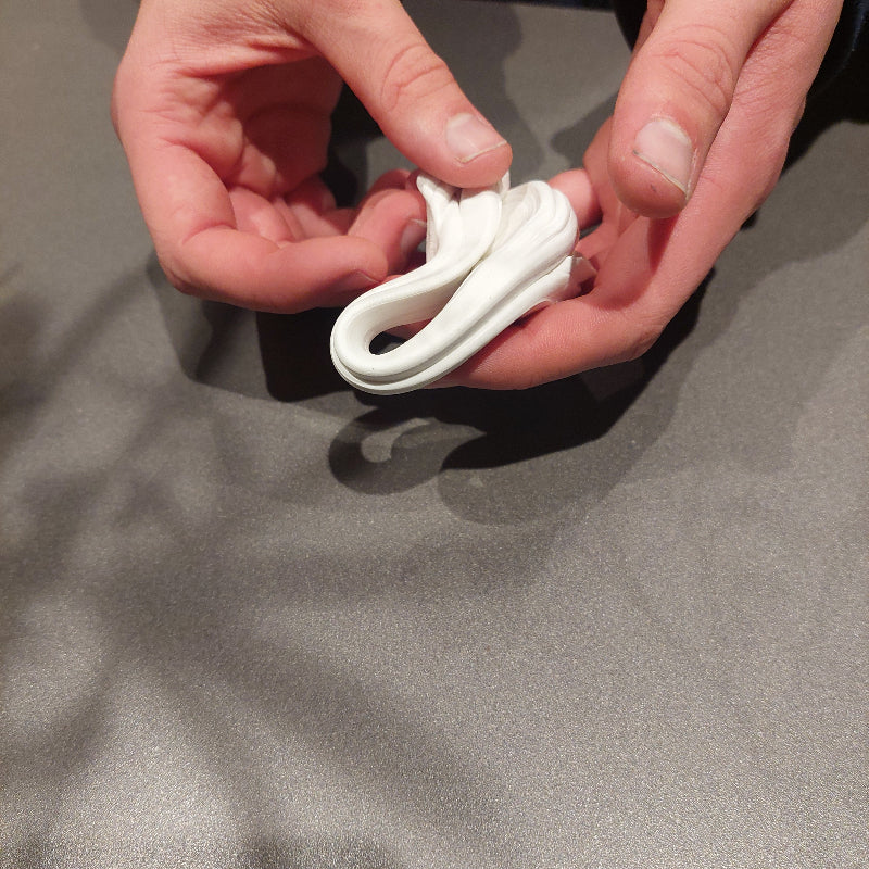 witte putty klei, stuiterklei, thema frozen, winter sneeuwpop van klei, handen kneden witte klei