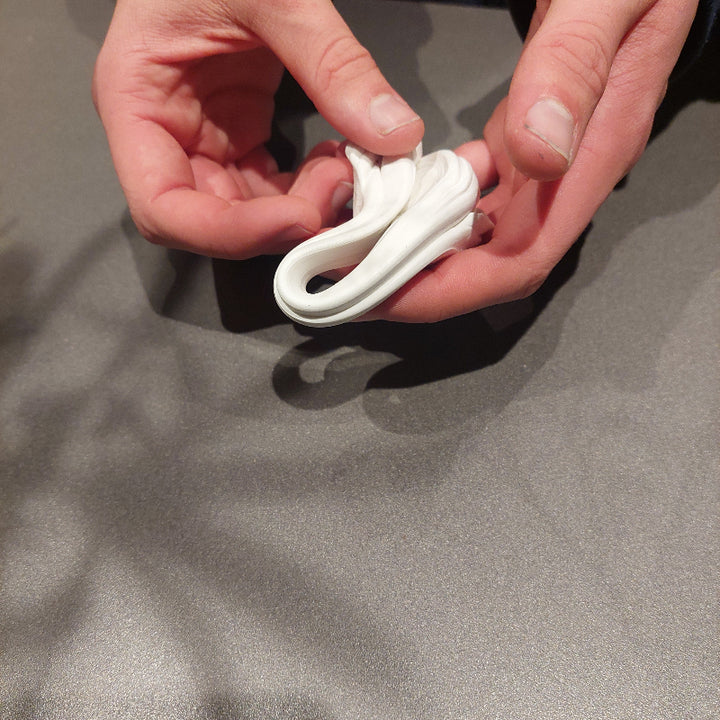 witte putty klei, stuiterklei, thema frozen, winter sneeuwpop van klei, handen kneden witte klei