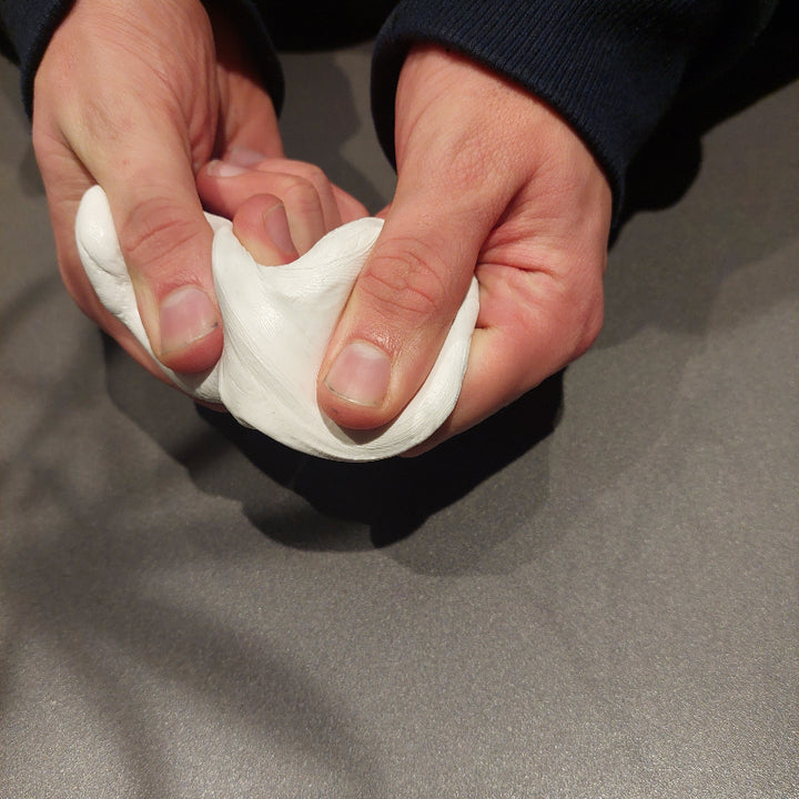 witte klei met handen kneden, sensoriek spel