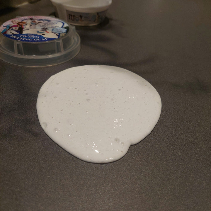 theme winter, frozen sneeuwpop, witte putty smelt vlek op tafel