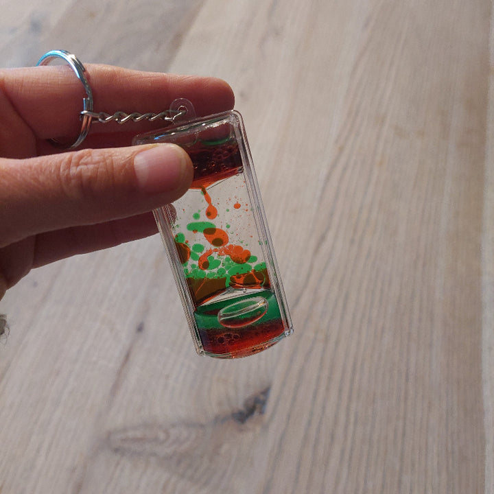 Liquid timer sleutehanger, in hand, 