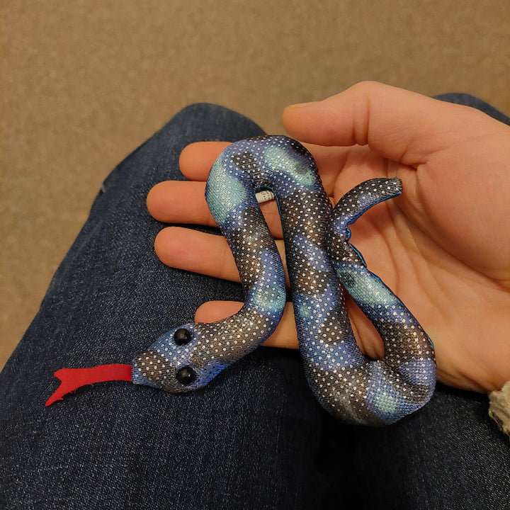blauw zanddier slang, op hand en schoot, sensoriek materiaal, fijne motoriek speelgoed