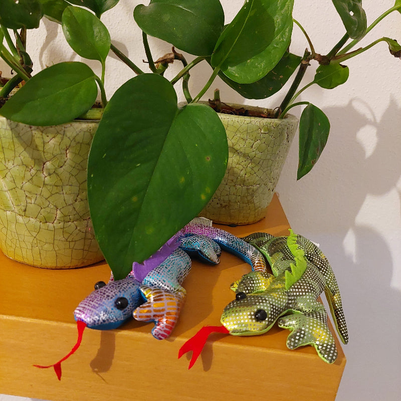 twee mini salamander zanddieren op plank met planten, decoratie, sensoriek materiaal, fidget