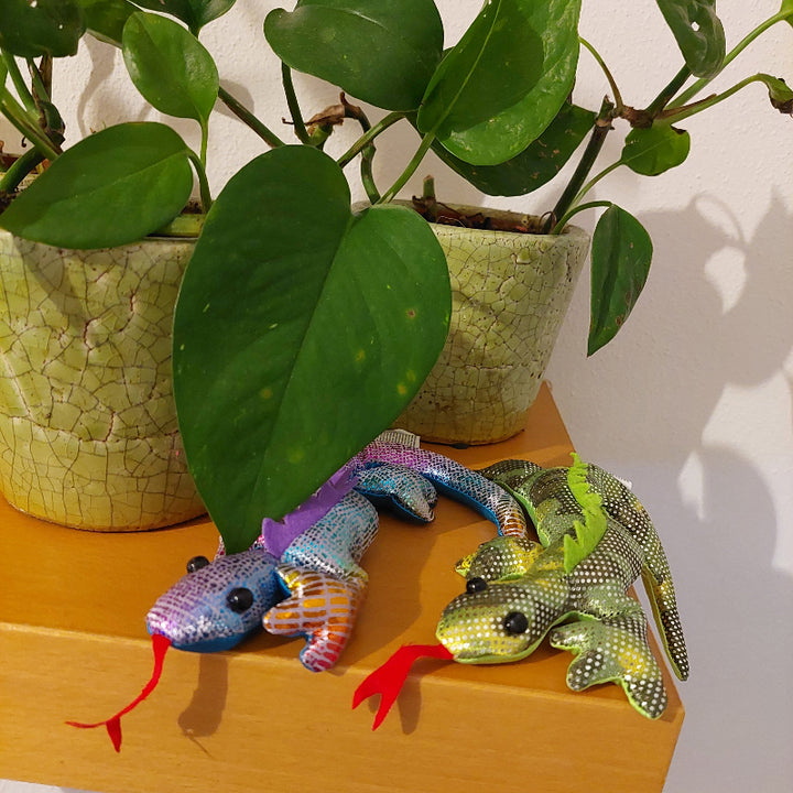 twee mini salamander zanddieren op plank met planten, decoratie, sensoriek materiaal, fidget