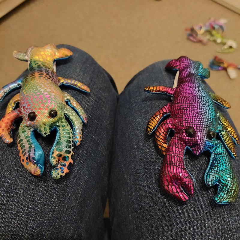 mini lobster, 2 stuks op knieen, sensorische input materiaal, zanddier, mini zanddier, regenbogenzanddier