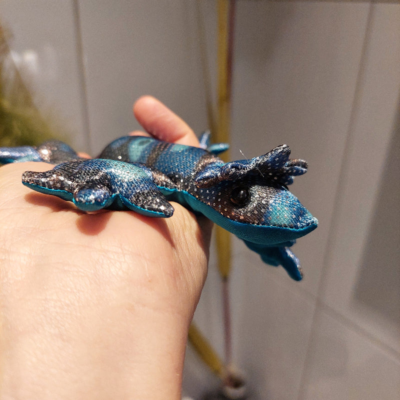 mini zanddie rop hand, kraaghagedis zanddier blauw op hand, sensoriekmateriaal