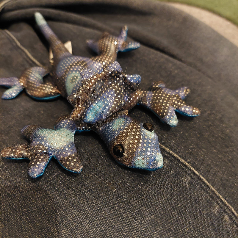 blauw glitter zanddier kraak hagedis of axolotl, sensoriek materiaal, zanddier op jeans