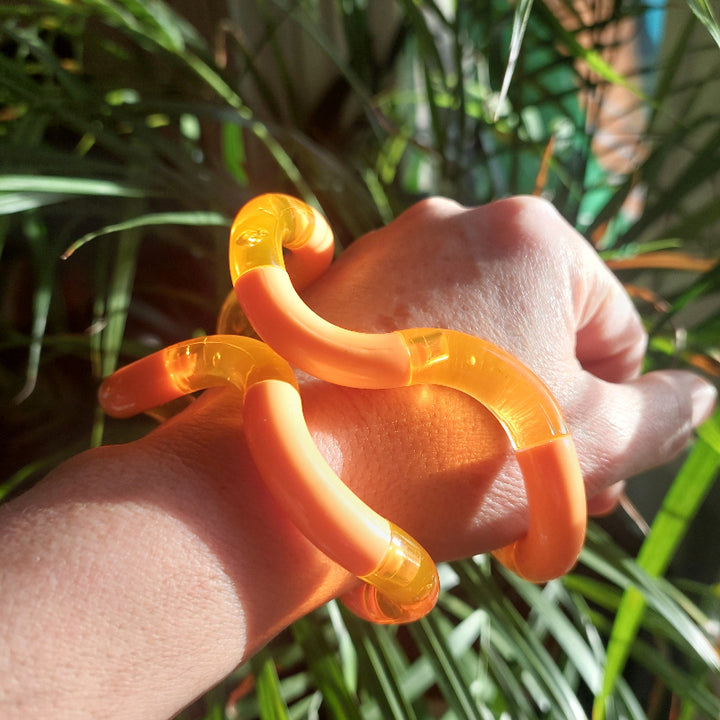 palm tangle om arm gewikkelt, achtergrond planten, grote tangle in oranje